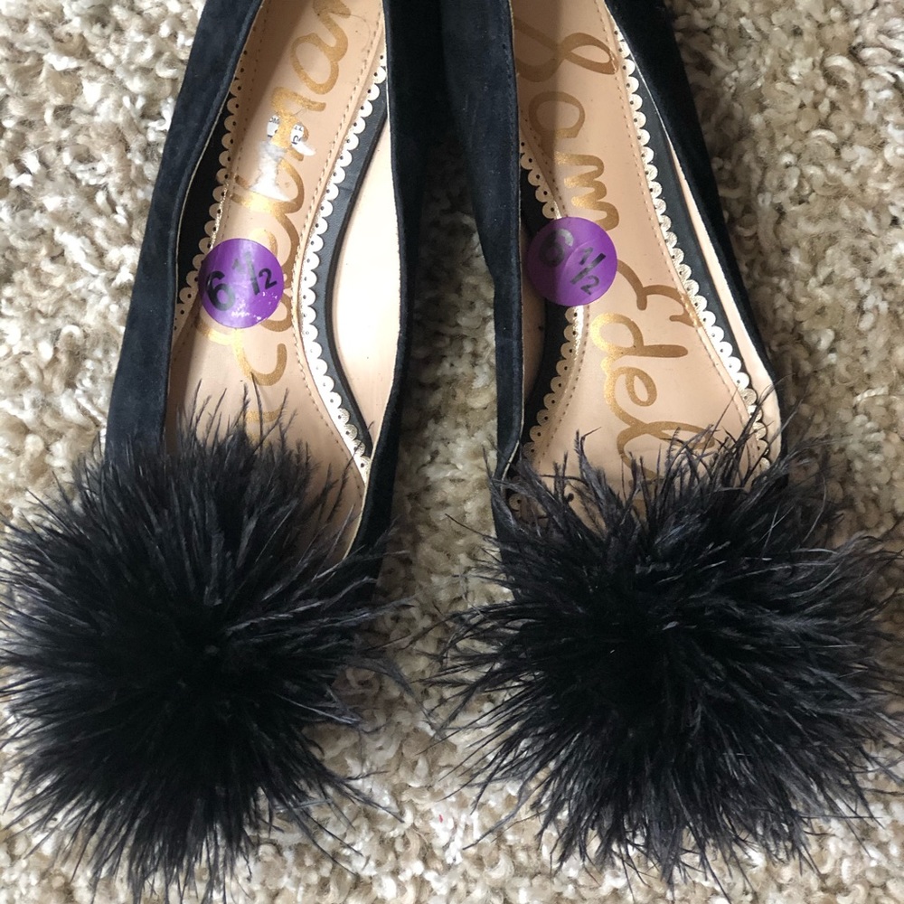 Pointy toe Pom Pom flats